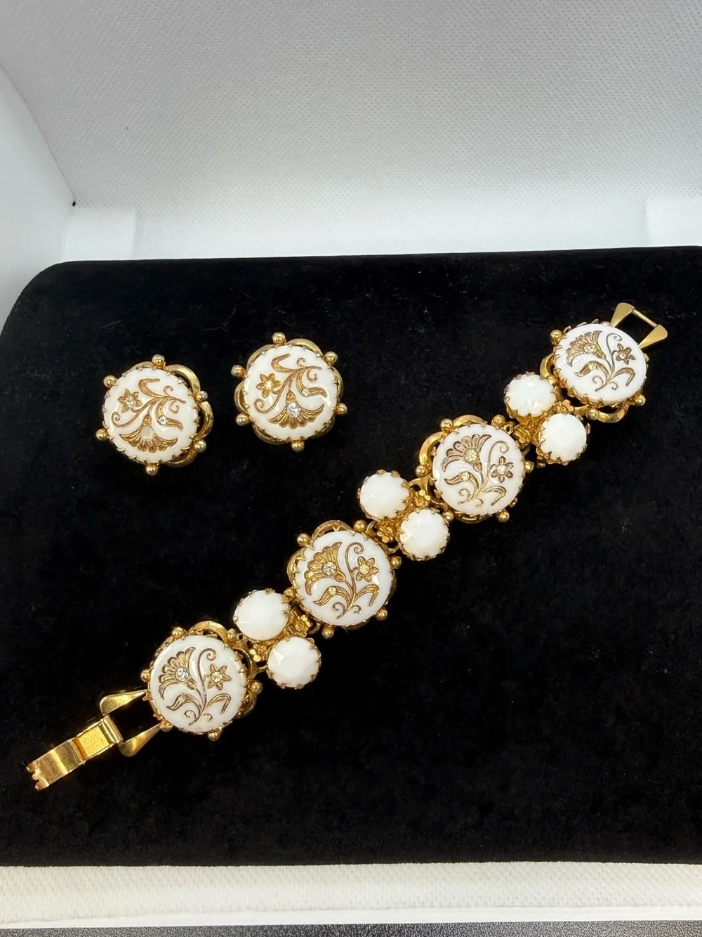 Vintage Milk Glass Floral Bracelet & Clip Earrings Demi Parure Set
